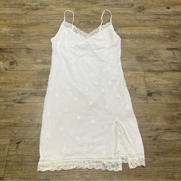 MOTEL Rocks Daisy Bodycon Dress in White Daisy Embroidered Mini Size M - Picture 3 of 12